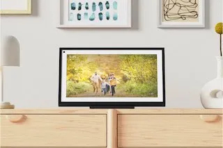L'Amazon Echo Show 15 posé sur son support inclinable