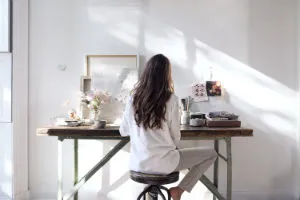 Un thermostat Nest installé dans un intérieur