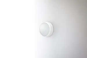 Le thermostat Nest E éteint sur un mur blanc