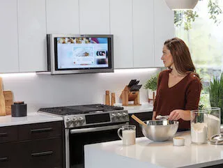 Le Kitchen Hub affiche des recettes sur son écran intégré