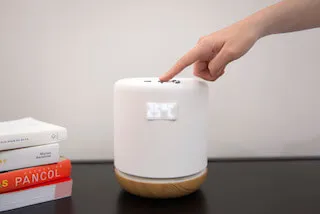 Le boîtier Moona se pose sur la table de nuit et fait circuler l’eau jusqu’au sur-oreiller