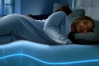Une femme dormant sur un lit intelligent Sleep Number