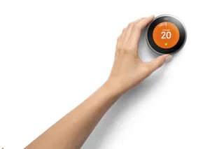 Un thermostat connecté Nest installé au mur