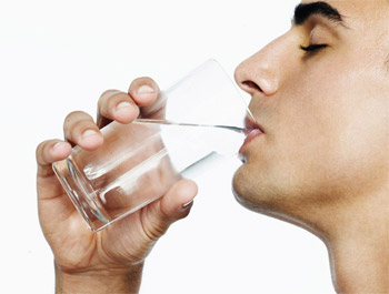 Homme buvant de l'eau