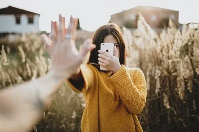 Femme utilisant un iPhone
