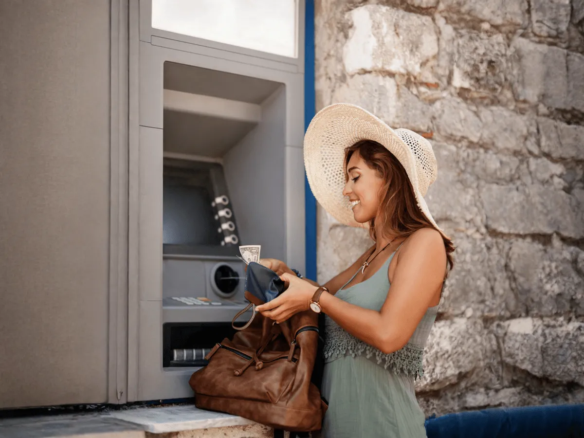 Vacances d'été : comment éviter les frais bancaires à l'étranger