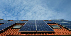 panneaux solaires sur une toiture