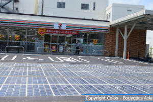 parking d'un supermarché japonais équipé de dalles solaires